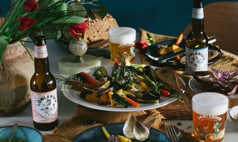 Diner gemaakt met het Valentijnsboeket van Lowlander en bier op tafel